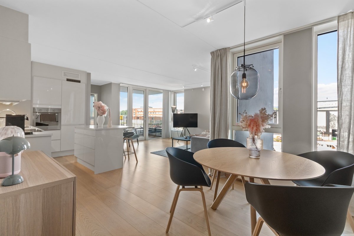 Luxury 2BR Tjuvholmen Apt with Fjord Views gallery image 2