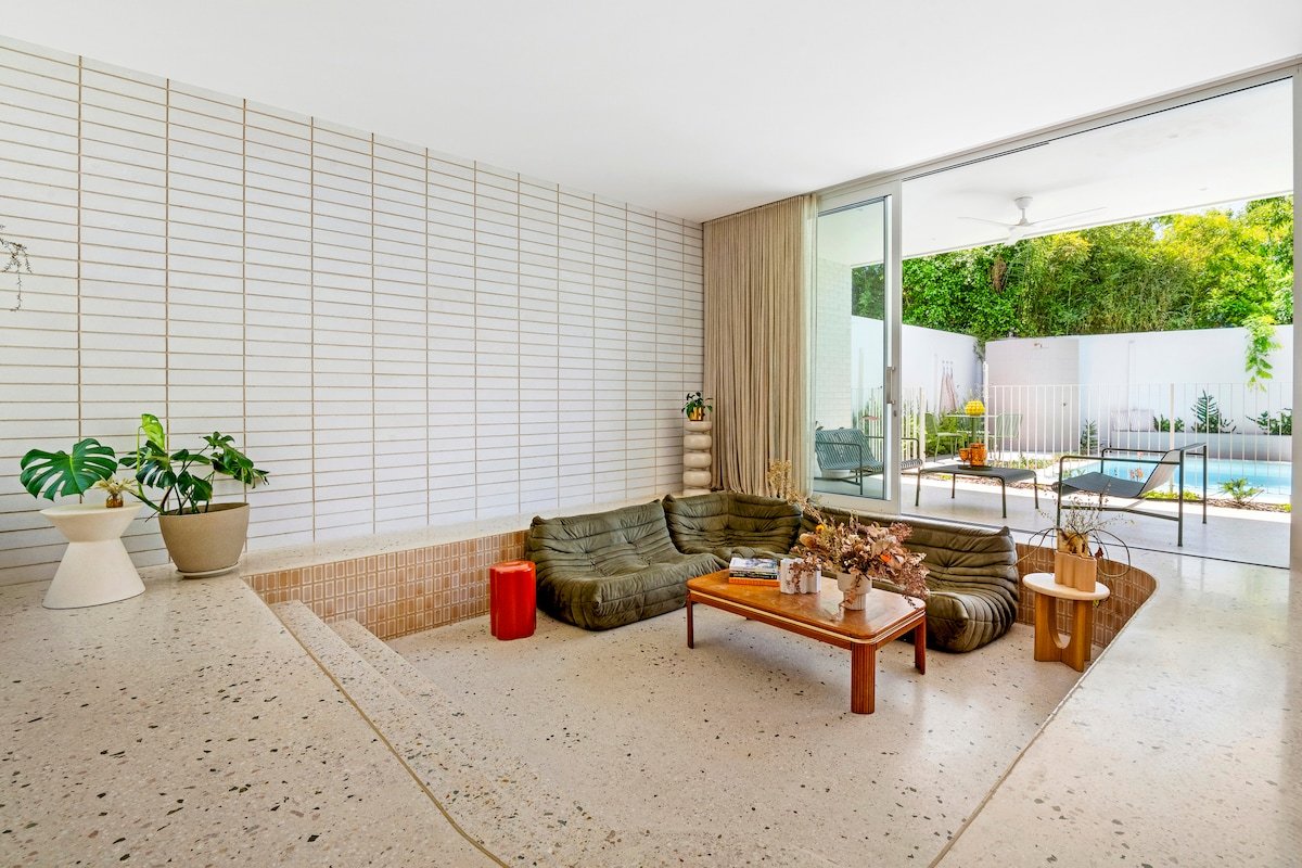 Luxe Designer Family home w Pool and trampoline gallery image 4