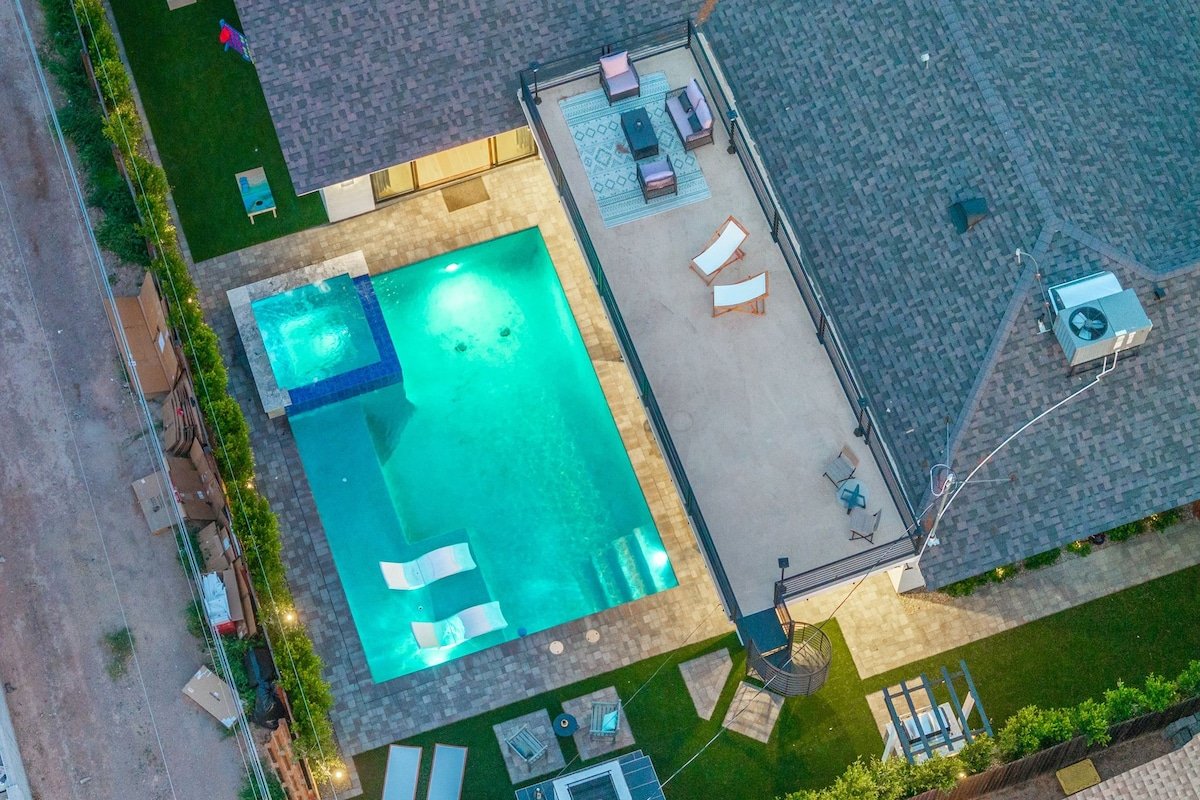 Aquarium Floor, Pool & Jacuzzi – Walk to Old Town gallery image 2