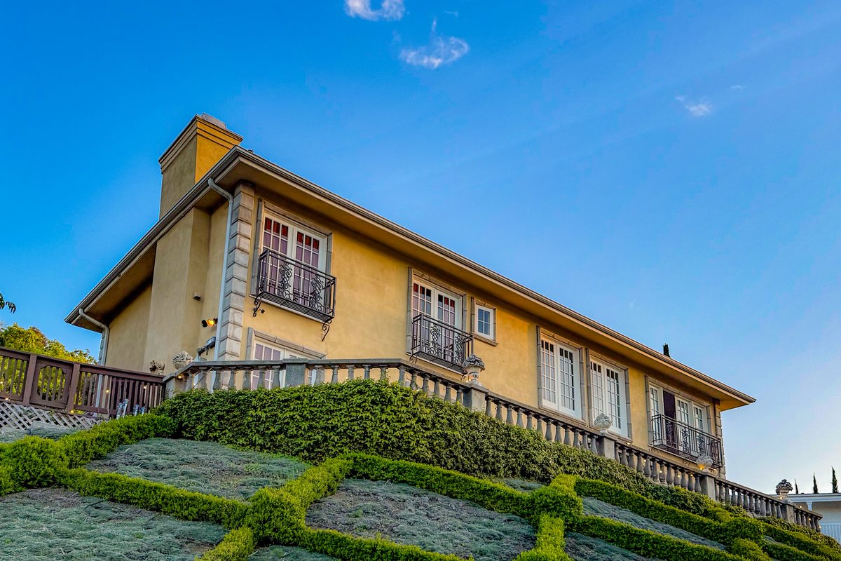 Vista Villa – Poolside Elegance with Views