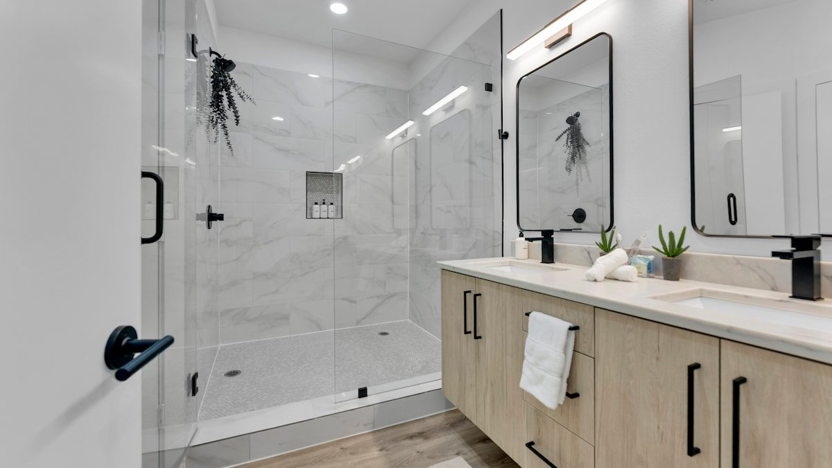 Luxury 3BR Hot Tub, Game Room, Near Downtown gallery image 5