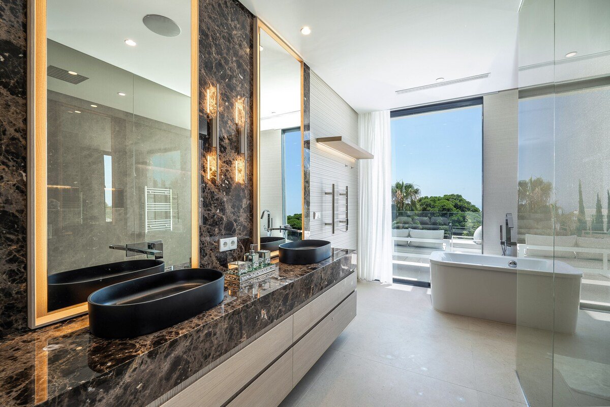 Sierra Blanca 8BR Villa, Sea Views, Pool & Gym gallery image 4