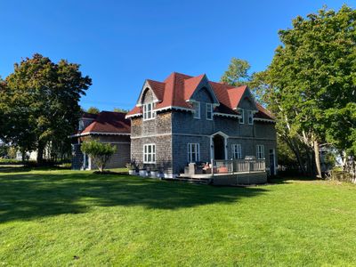 Historic Edwardian Carriage House Ample Parking