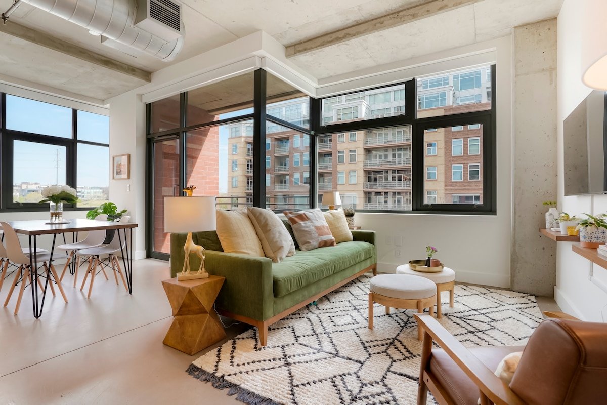 Beautiful 2br/2ba Condo in Ideal Downtown Location gallery image 2