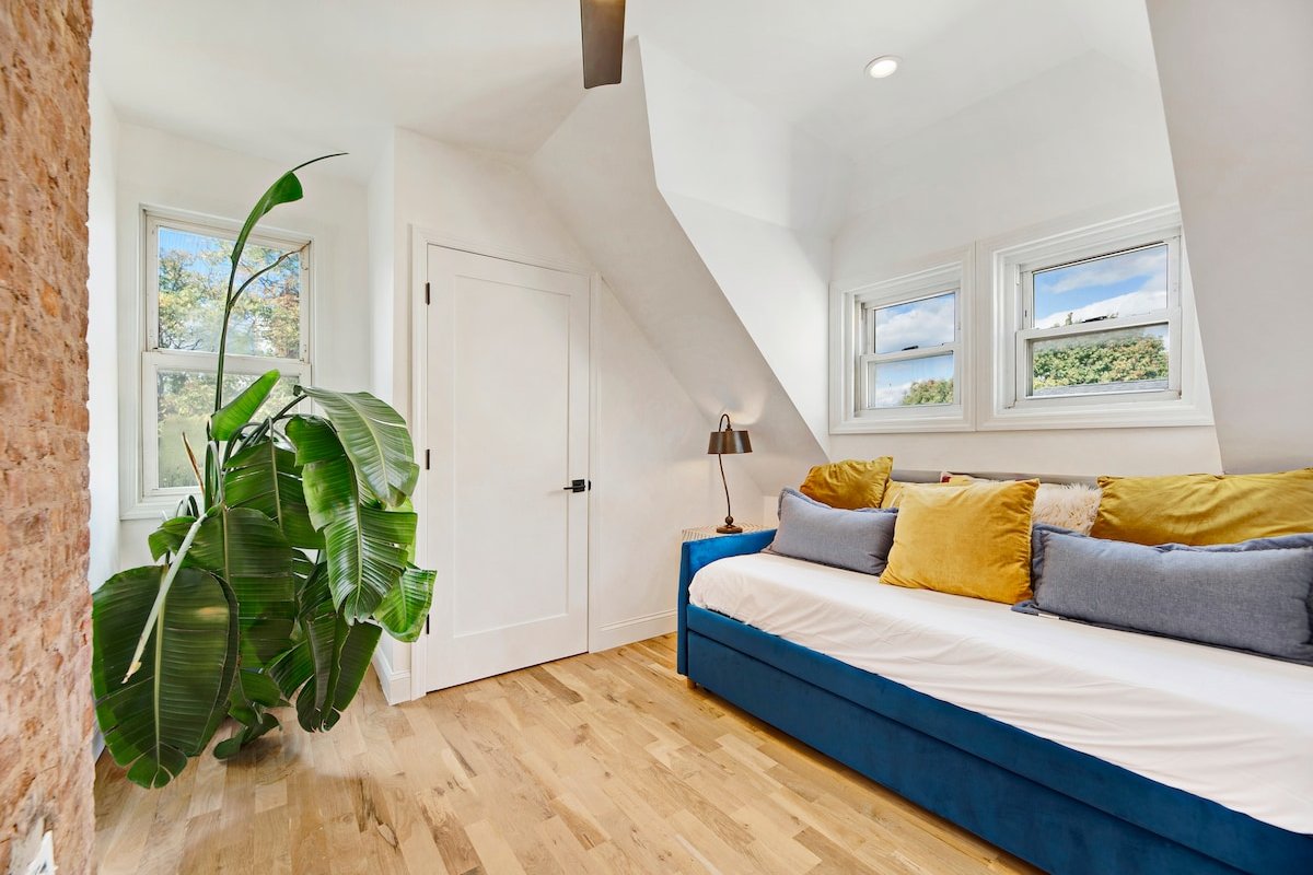 3-Story Modern Comfort w/ Parking | 17 min EWR gallery image 5