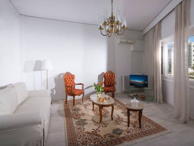 Bright, stylish flat w A/C, 10min walk to centre