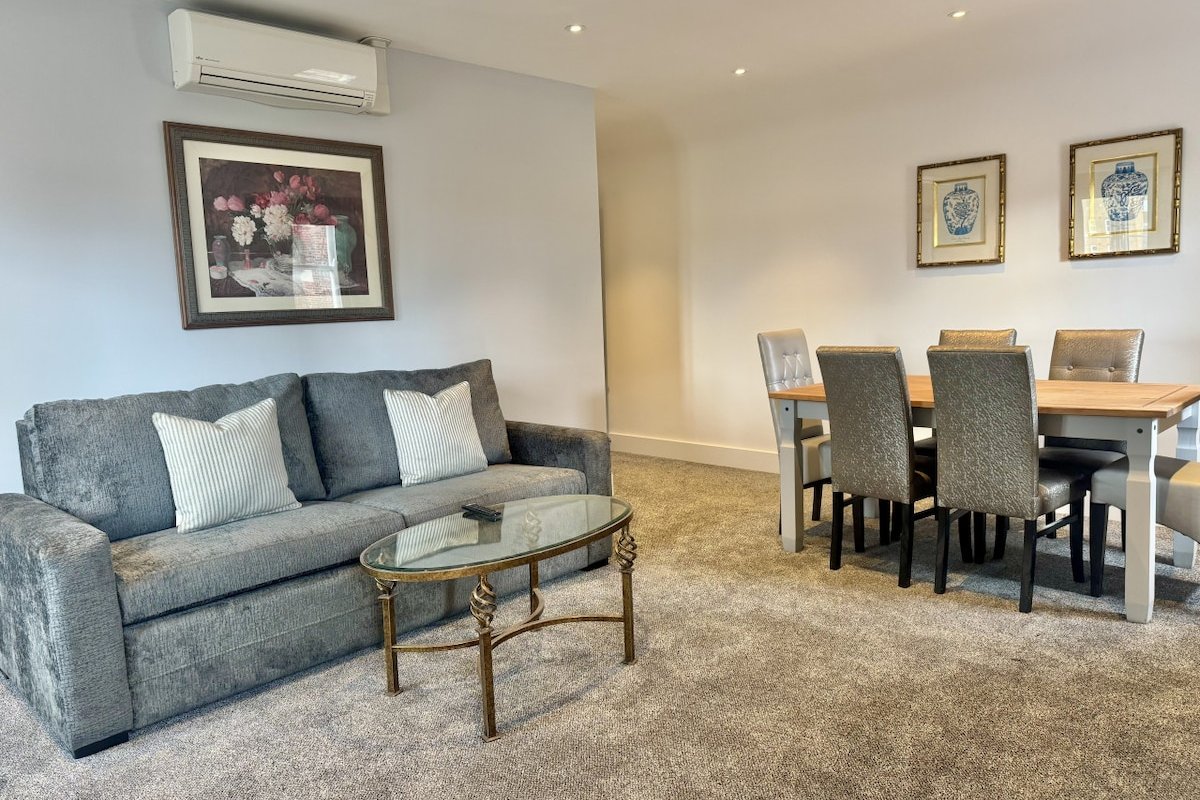 3 Bed/3 Bath Brand New Modern Flat with Air Con gallery image 4