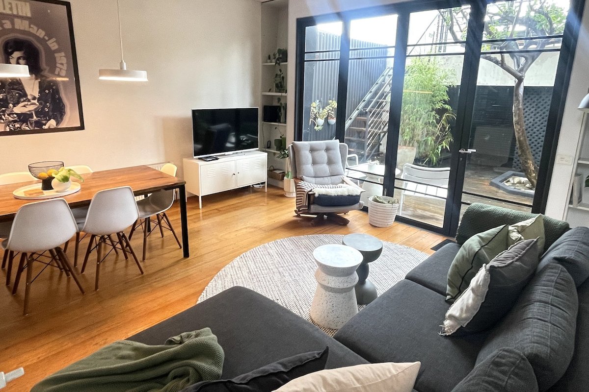 Modern 4BR 5beds + cityviews + lockup garage + MCG gallery image 4