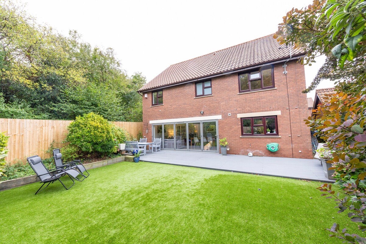 Luxurious Modern Quality House – 10 mins from City gallery image 4