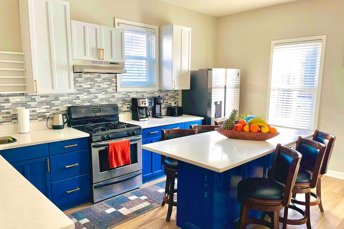 Lake View | Wrigley Designer House w/Patio gallery image 4