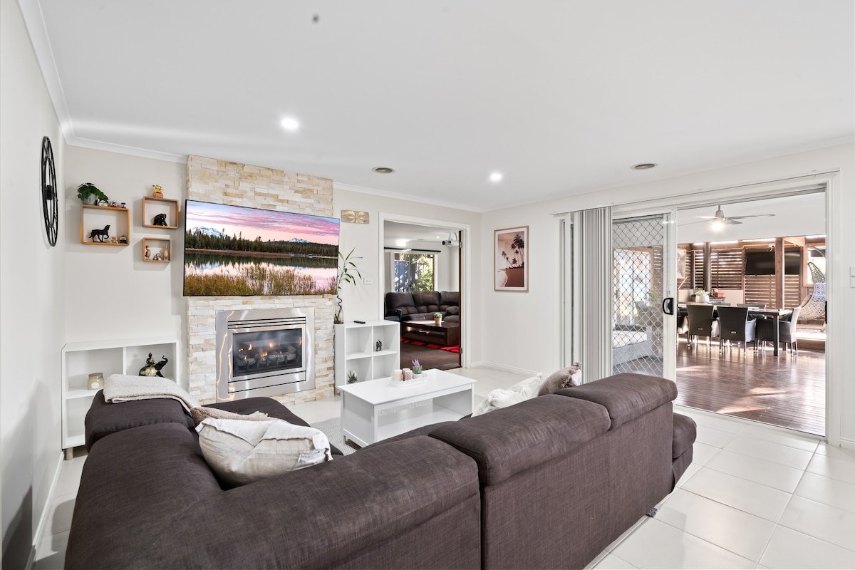 Spacious 4BR House with Cinema, Spa & fireplaces gallery image 4