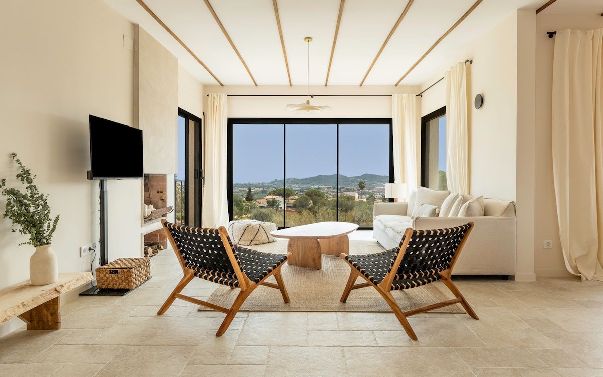 Panoramic views and pool in Villa del Alba gallery image 2