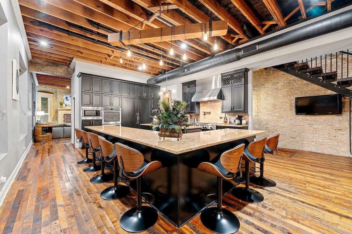 Chicago Mid-Century Gem with Rooftop Deck gallery image 4