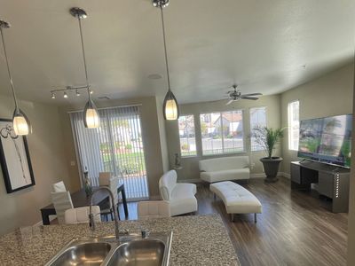 Luxurious 2Bd/2.5 Bath Close to Strip & Airport!