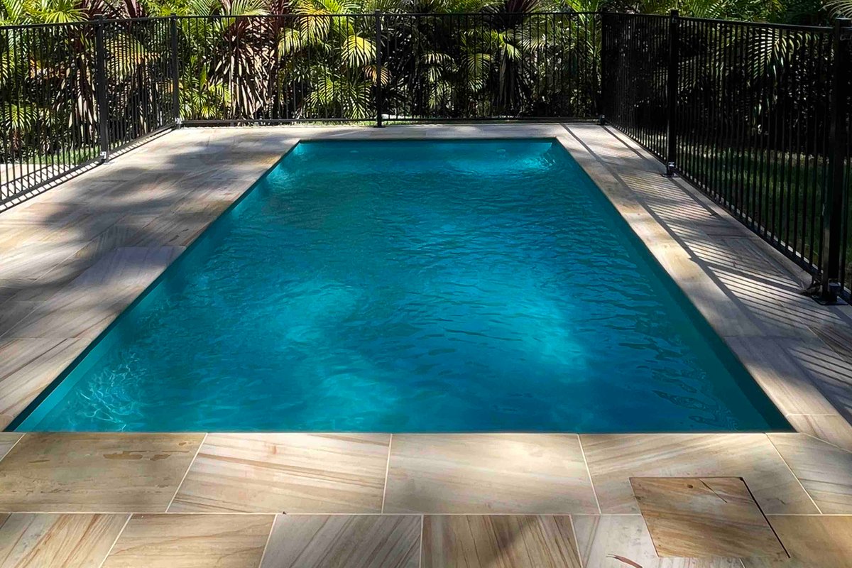 HIDE AWAY | Relax poolside & walk to Lizzie Beach