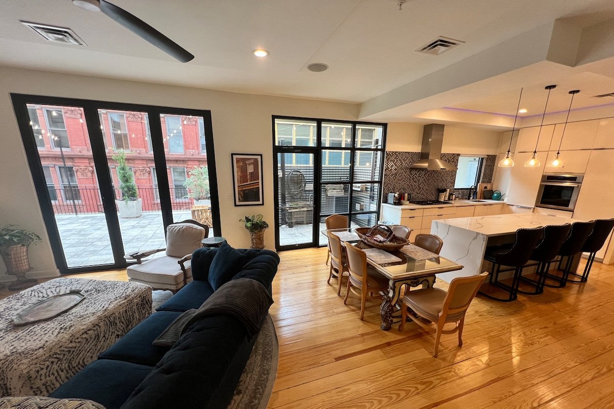 Vacation rental w/ Party Rooftop- Block to Parades gallery image 3