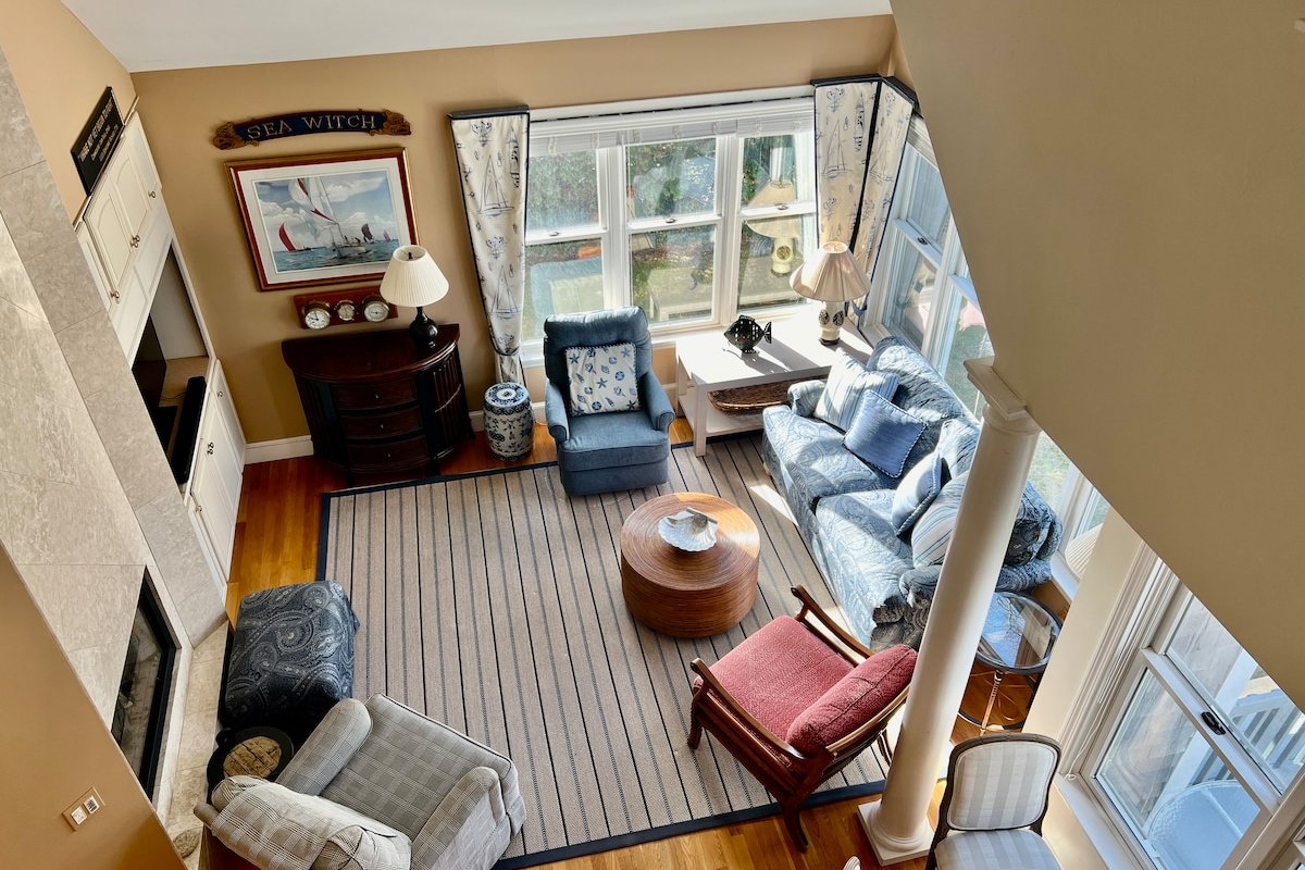 Walk to Beaches – Bright Seaside Home! gallery image 5