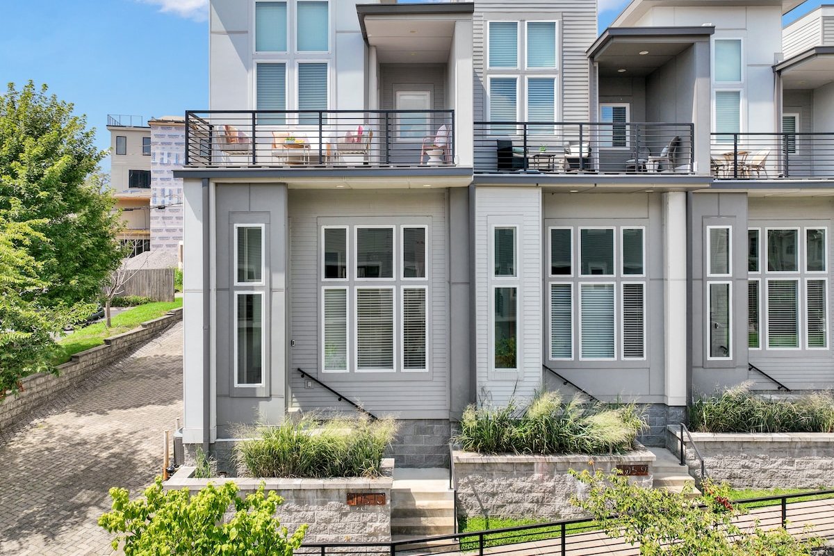 The Babe House! – 2 miles to Broadway/Sleeps 12! gallery image 3