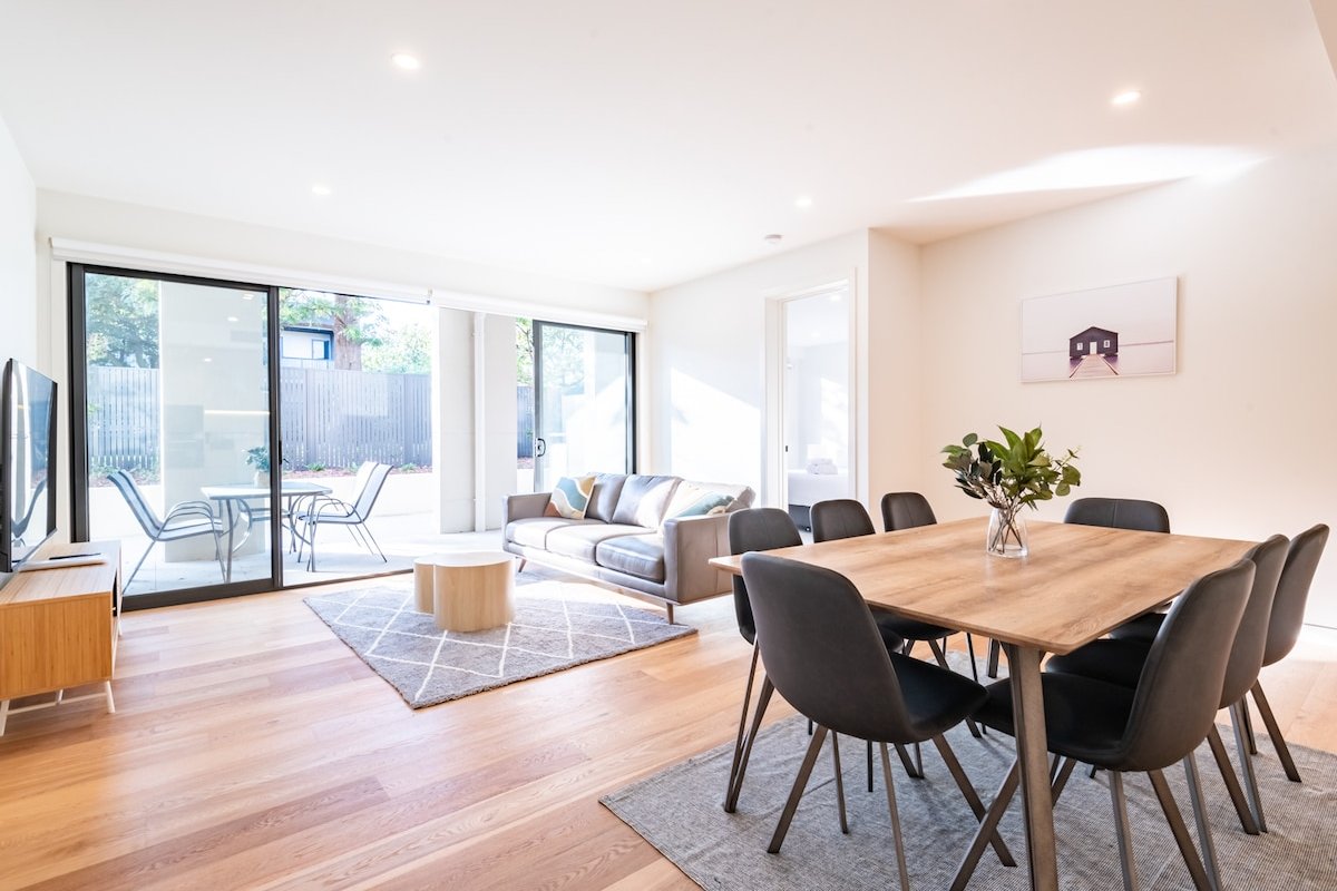 Cozy 4BR Getaway w/ Parking – 600m to Chadstone! gallery image 2