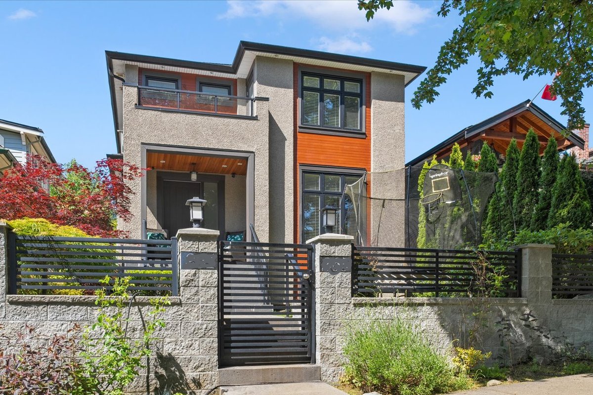 Stylish 7 bed/6 bth city-center family home