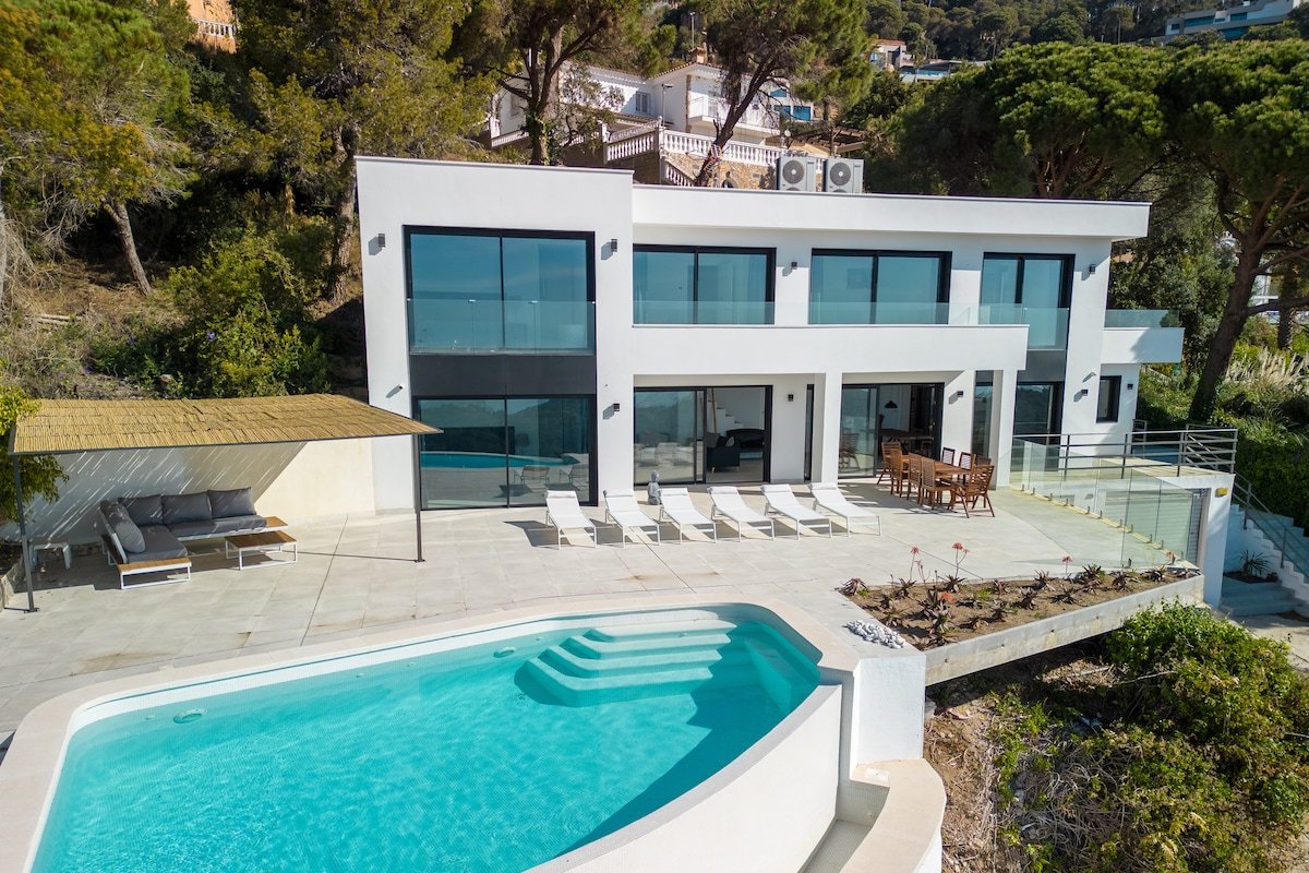 CoastalVillas – Villa Coco, stunning sea views! gallery image 4