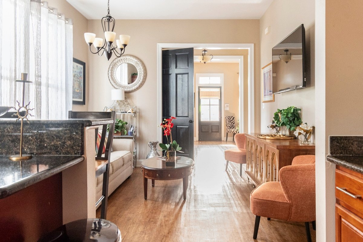 Luxury 4BR Upstairs| Balcony & Walk to Magazine St gallery image 3