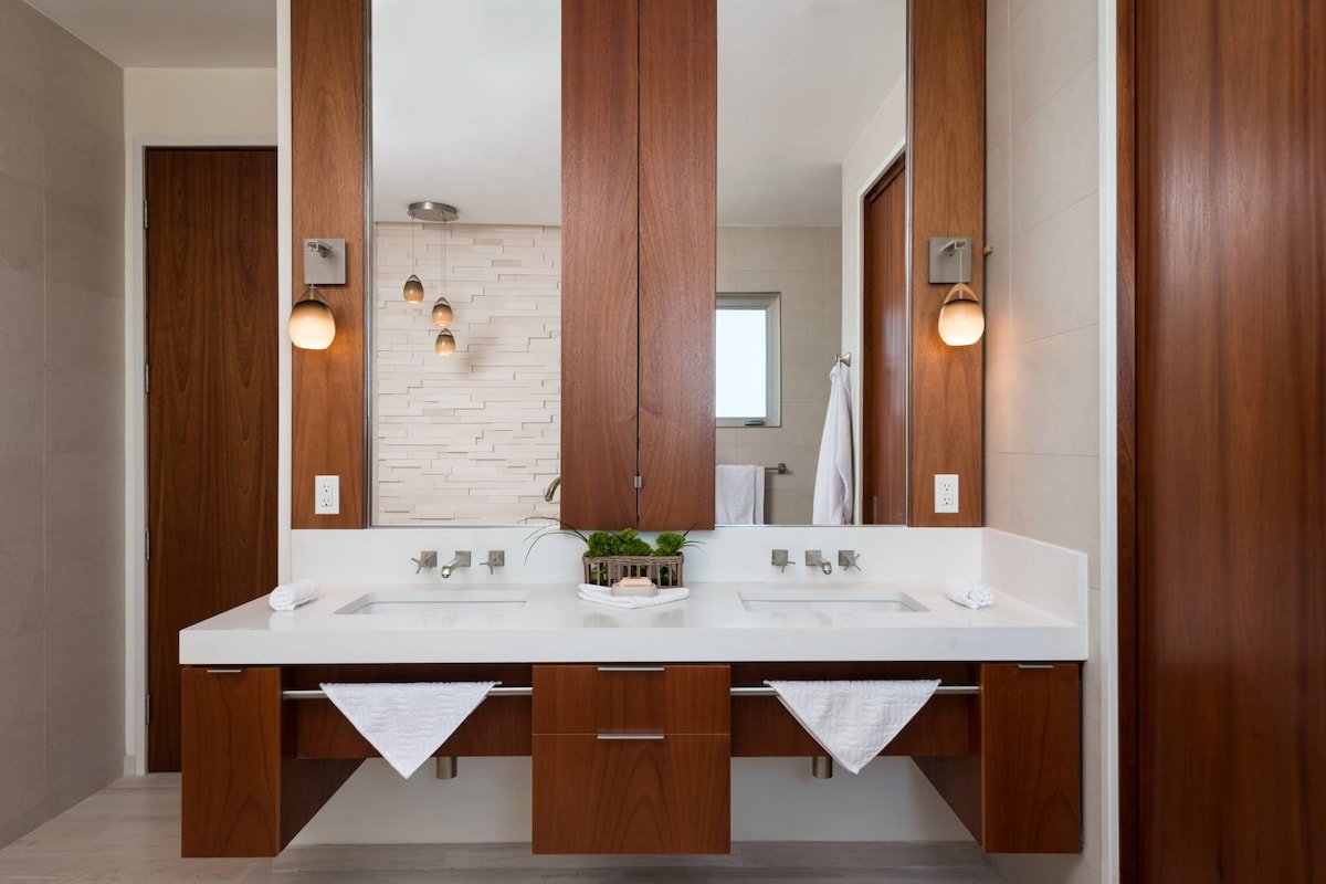 Elegant Architectural Escape Directly On the Ocean gallery image 2