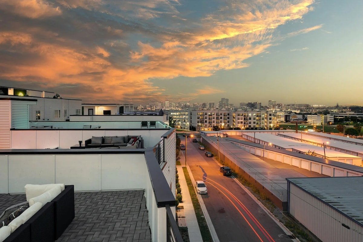 Rooftop Deck & Garage, 2 miles Downtown Broadway gallery image 4