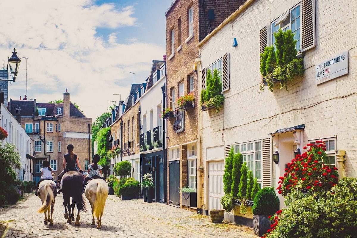 Spacious Hyde Park Mews with Roof Garden & Garage gallery image 3