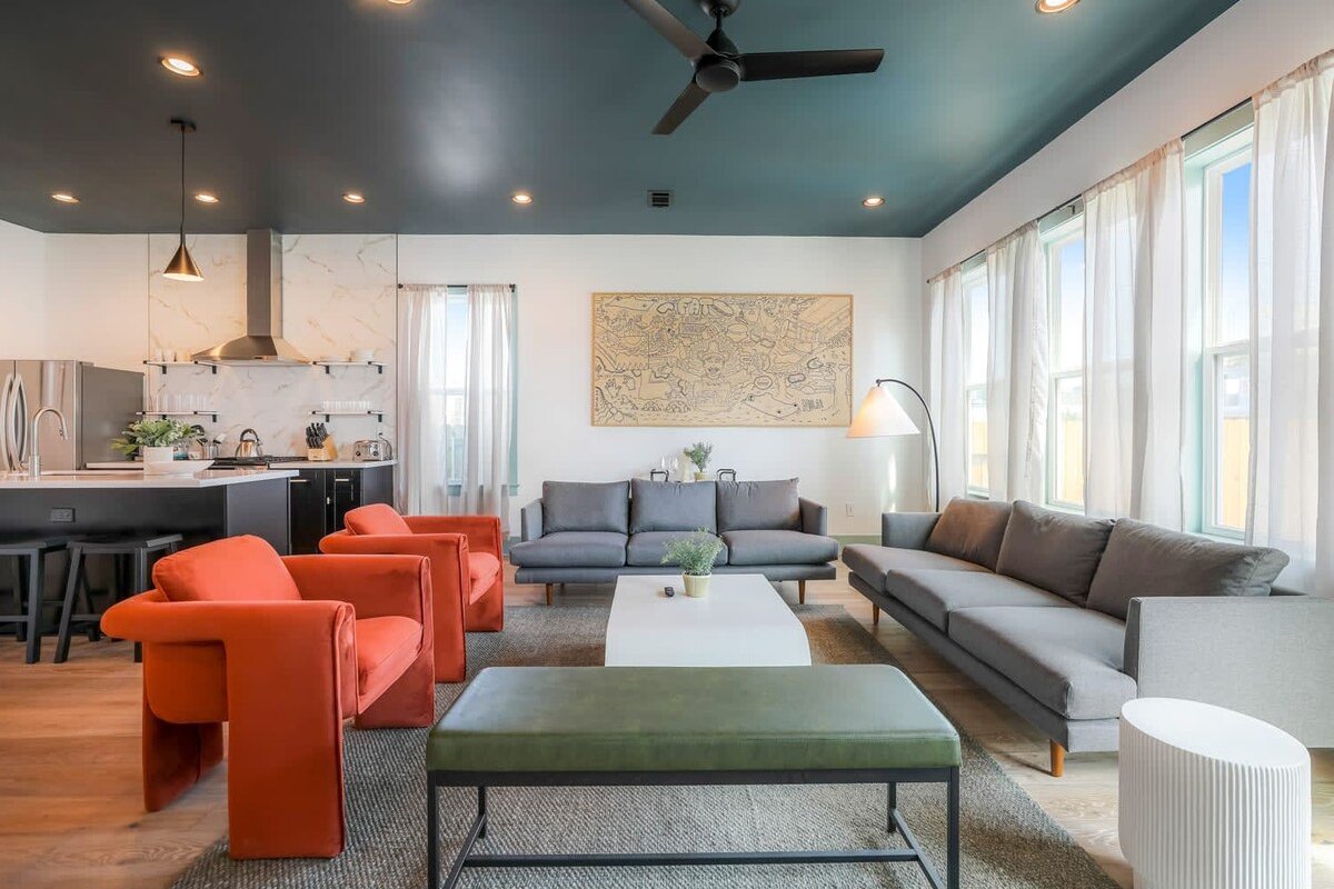 Elegant & Cosy House w/Heated Pool Patio & Parking gallery image 4