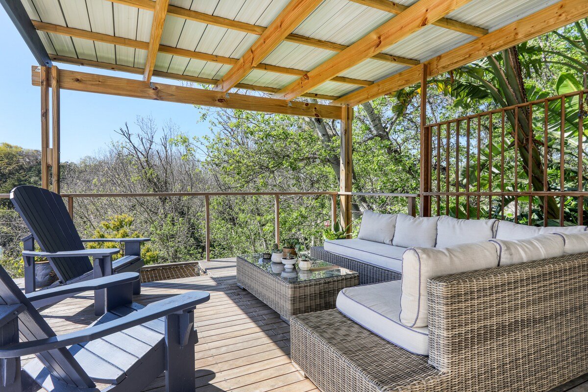 Spacious 6-Bedroom Constantia Villa gallery image 5