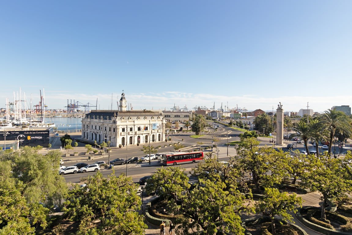 GuestReady – Modern flat with views to La Marina gallery image 3