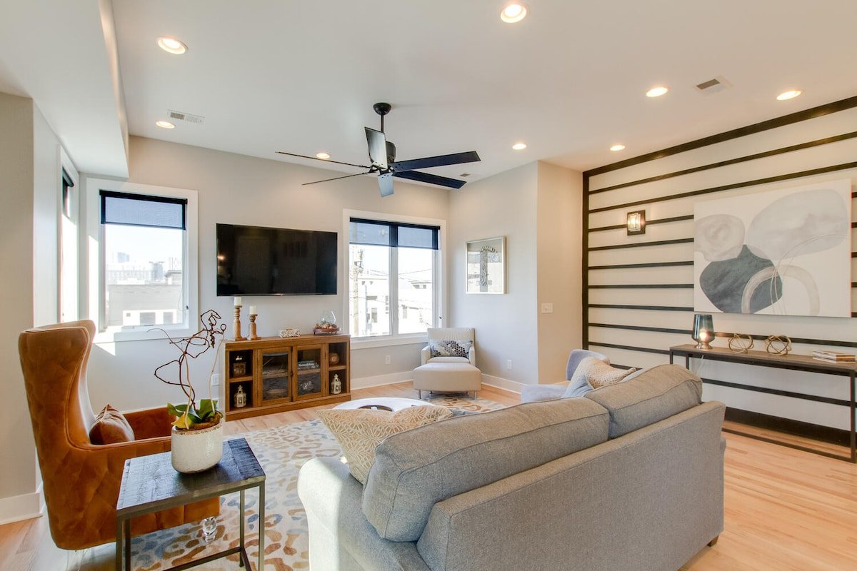 Modern Mega Home | Panoramic Skyline Views gallery image 4