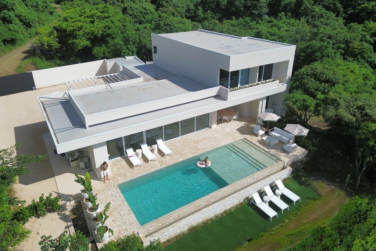 Luxury Mansion w/ Sleek Design & Spectacular Views gallery image 2