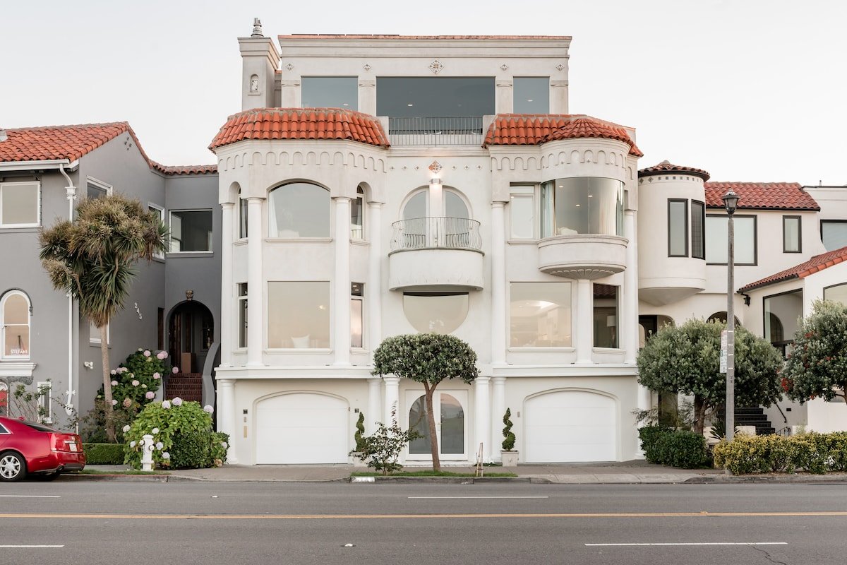 The Peacock Palace gallery image 2