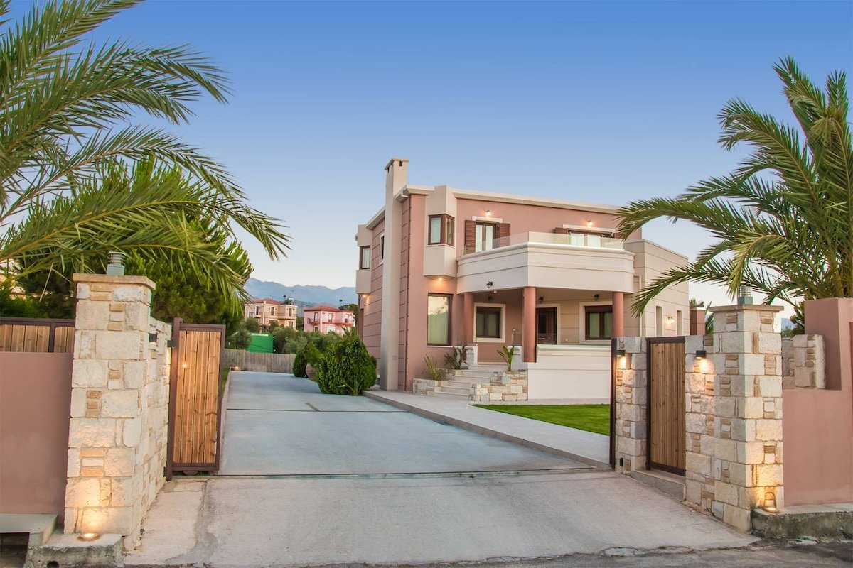 Cozy Villa*Perfect Location*Private Heated Pool gallery image 5