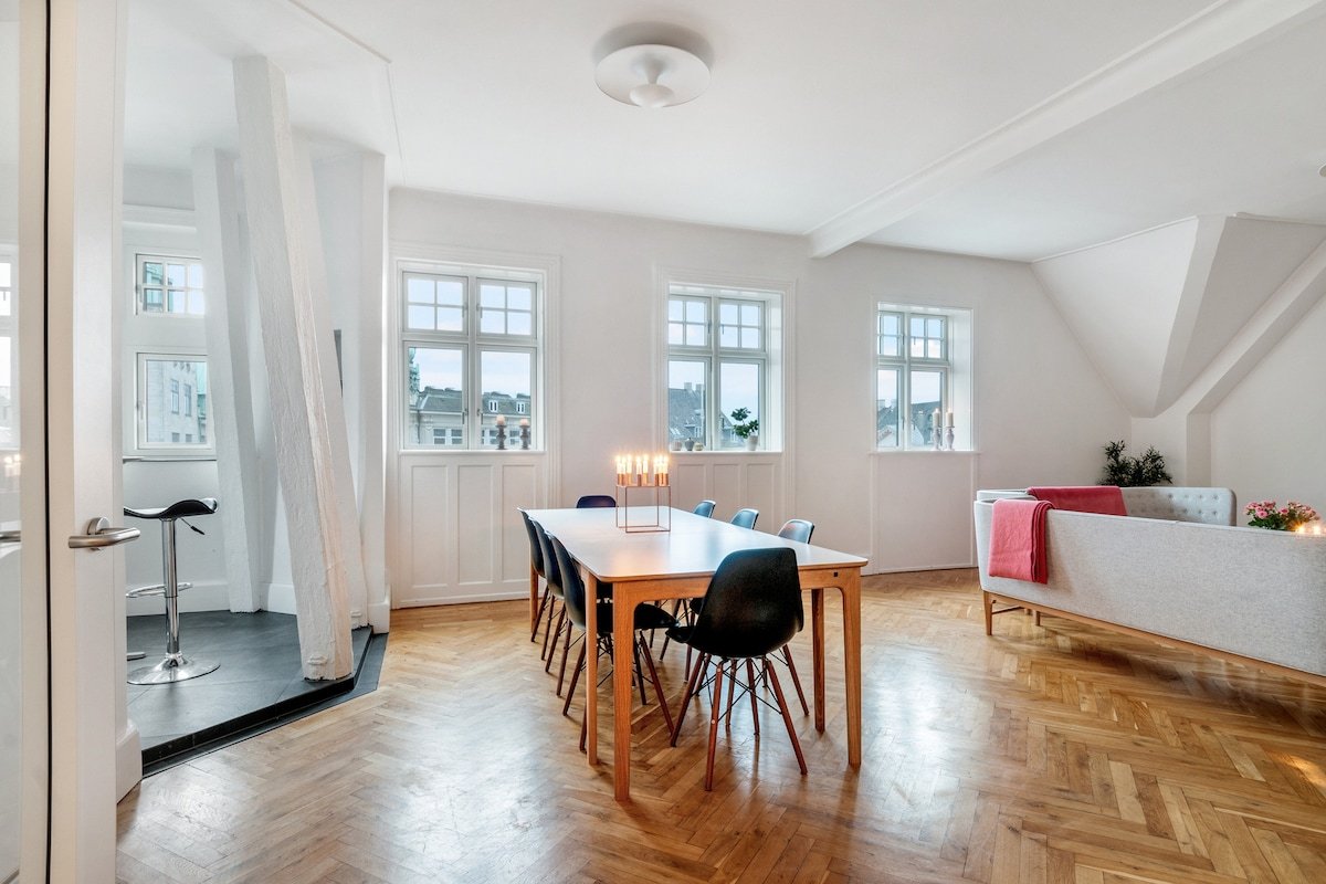 DESIGN. COMFORT. LOCATION. MASSIVE 250sqm. ENJOY! gallery image 2