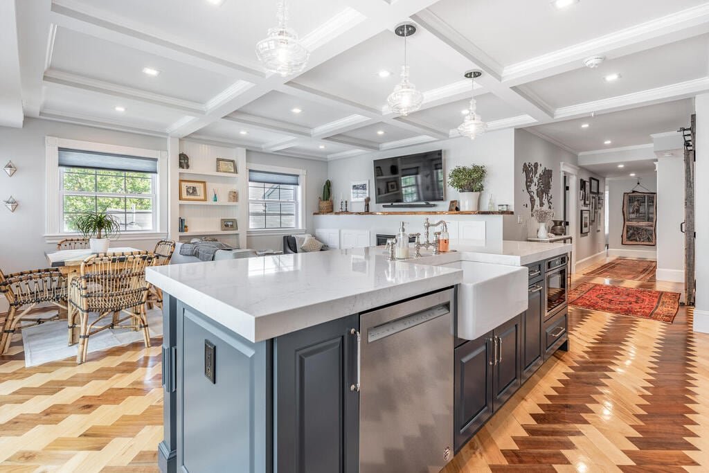 4-Bedroom/3 Bath Home with gorgeous deck gallery image 3