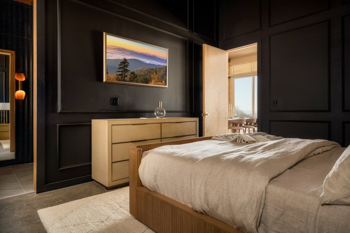 The Glass Frame – Peak Elegance & Luxury gallery image 4