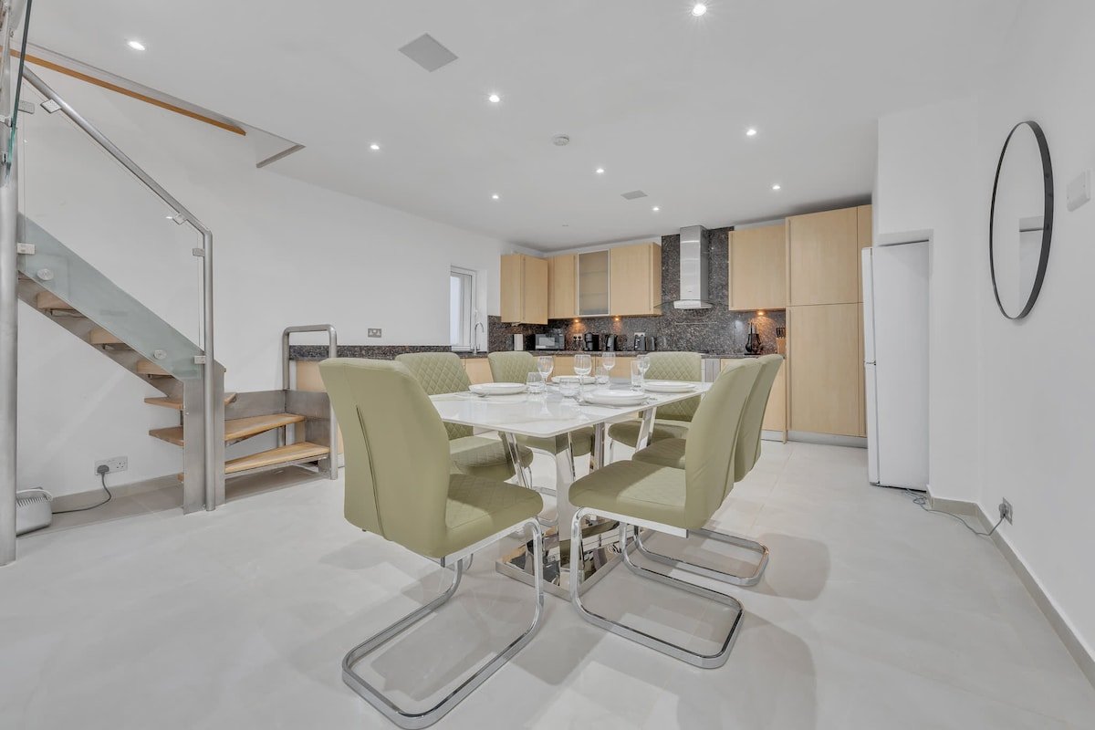 Charming Mayfair Home with Modern Comforts gallery image 3