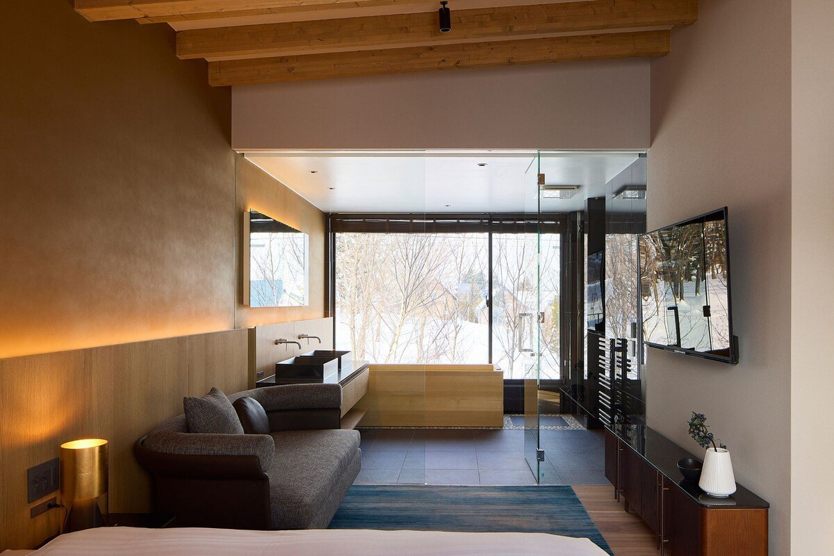 Shiyuki | 4BR Chalet, 2-Minute Drive to Ski Lift gallery image 4