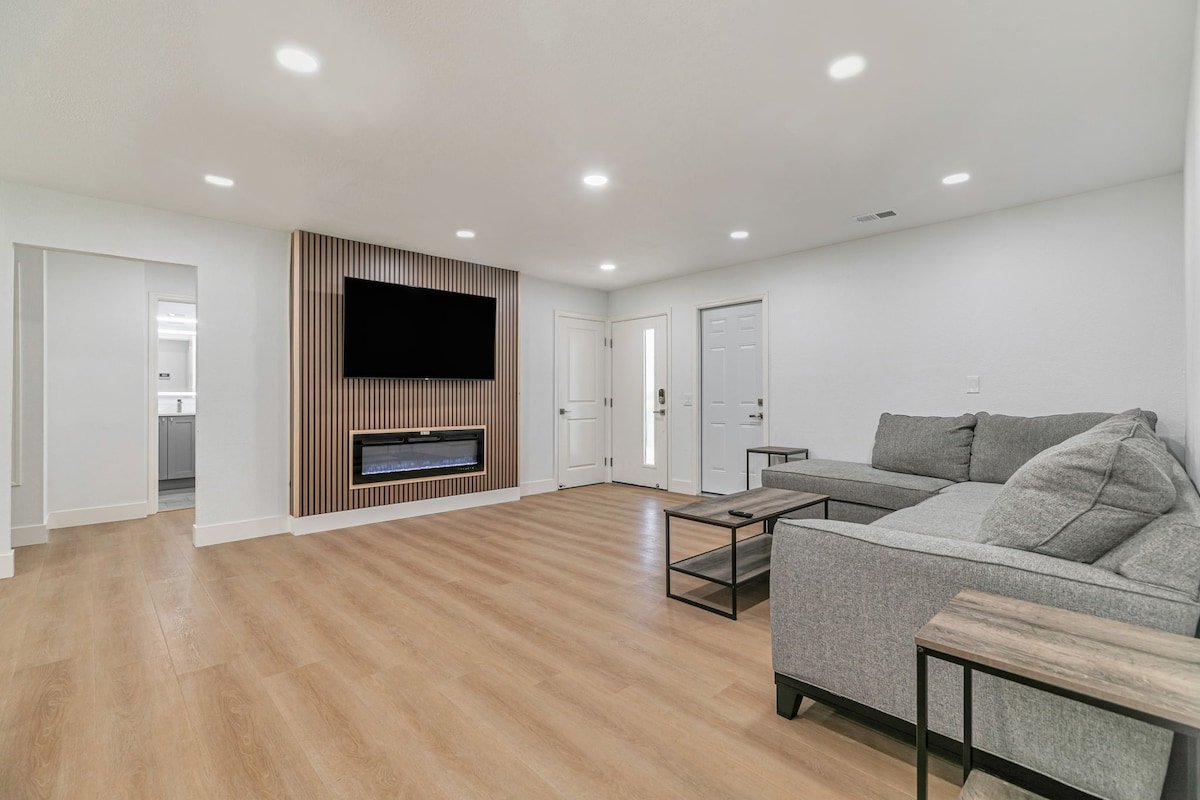 SJ Luxe 4BR Home | Sleeps 10 gallery image 2