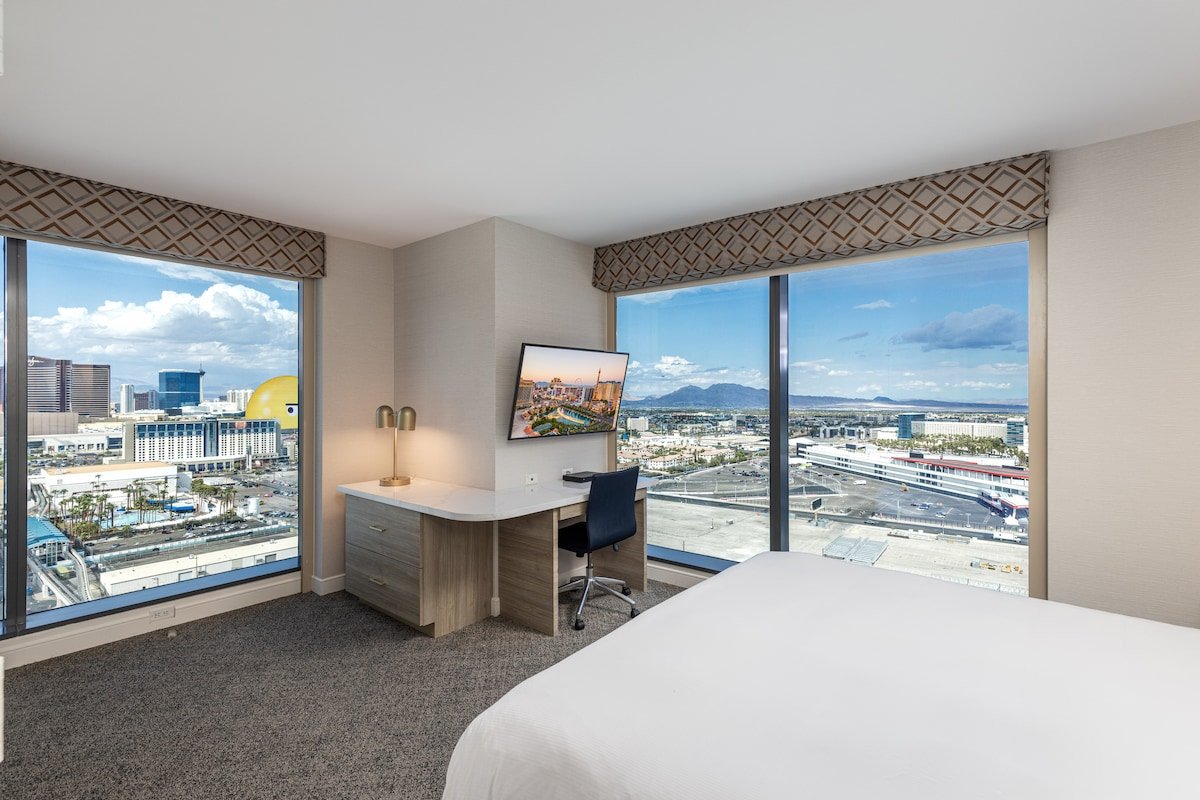 Luxury Center Strip | Jacuzzi Spa Suite View gallery image 4