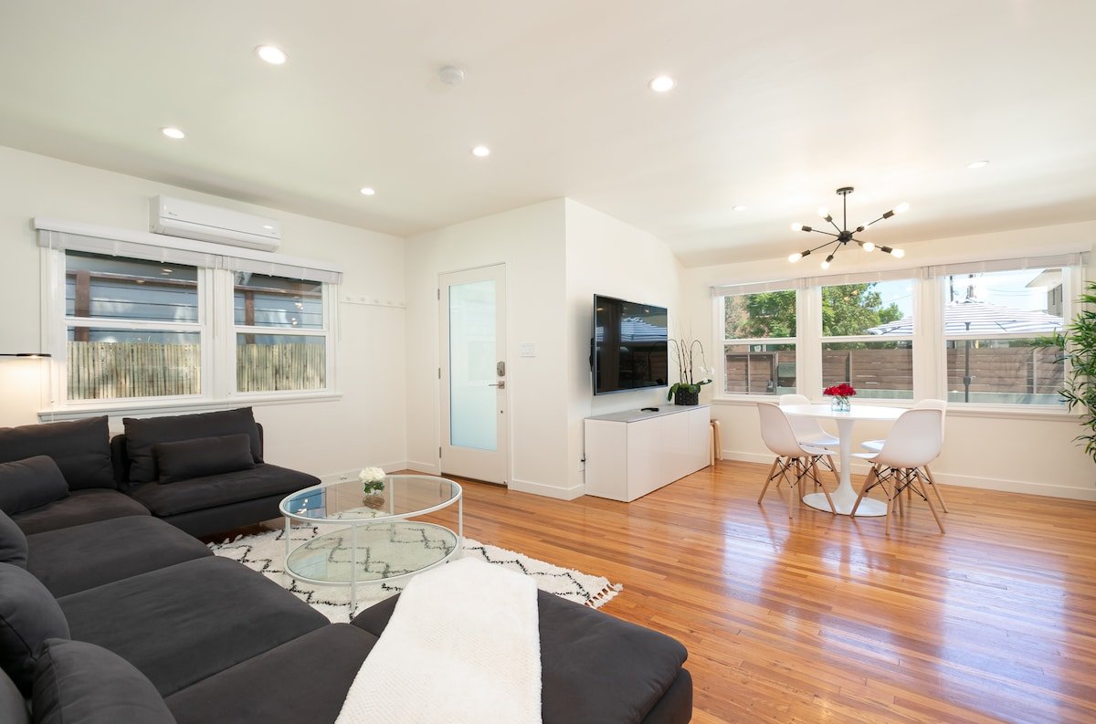 Stunning Venice Hideaway w/Private Yard & Deck! gallery image 2