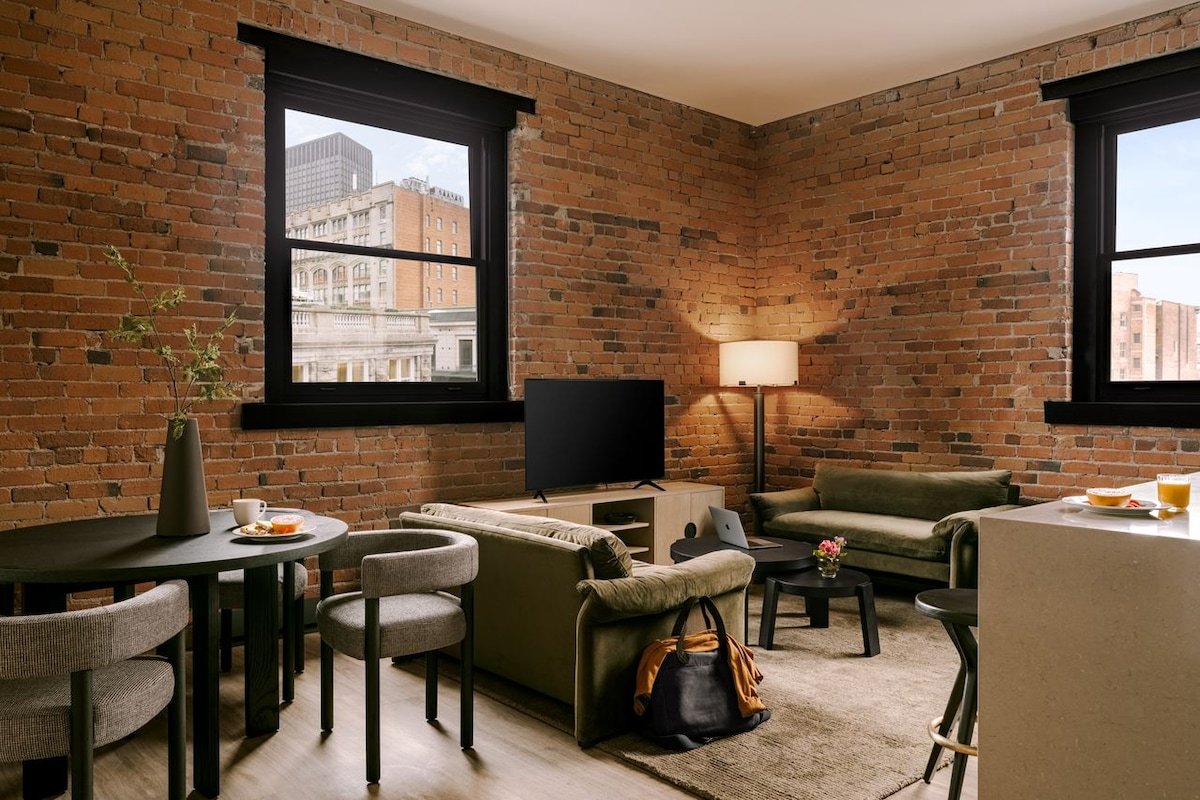 Sonder Apollon | Three-Bedroom Apartment gallery image 2