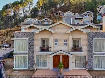 Luxe Hilltop Retreat W/ Indoor bar & Terrace