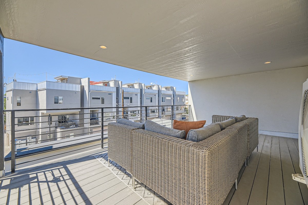 Stunning Luxury Home by Lake & Bronco’s Stadium gallery image 5