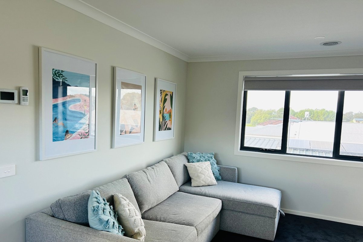 Modern home, walk to beach/shops gallery image 4