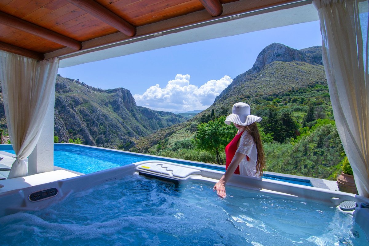 Heated Private Salt Pool, Jacuzzi, Sauna, Cinema gallery image 2