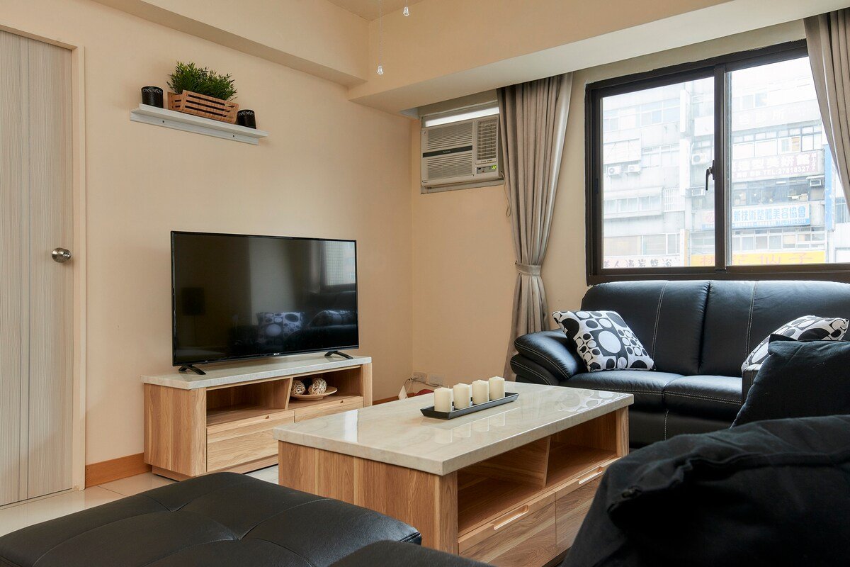 H&K 3/2 SOGO SOHO at Zhongxiao Fuxing gallery image 4